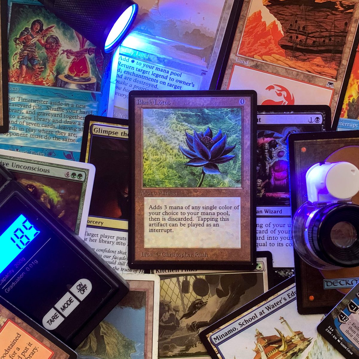 Cartas Magic auténticas y falsificaciones sobre una mesa